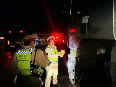 Tài xế lộ vi phạm nồng độ cồn từ việc… chiếu đèn pha