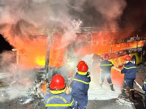 Xe khách cháy dữ dội khi đang lưu thông trên cao tốc Bắc - Nam