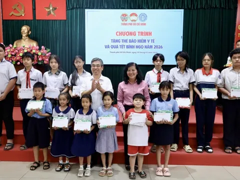 TPHCM trao thẻ BHYT, tặng quà Tết cho người dân khó khăn ở xã Tân Vĩnh Lộc