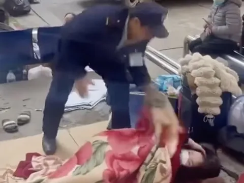 Bức xúc bảo vệ 'ném chăn' người nhà bệnh nhân giữa trời lạnh, thương những người vạ vật ở bệnh viện