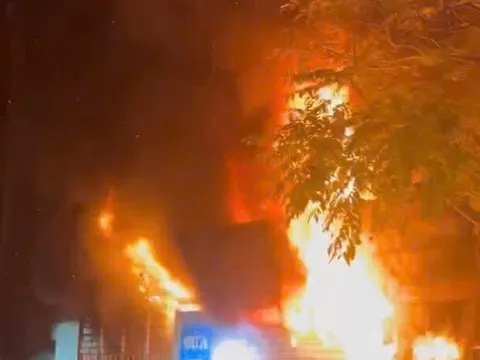 VIDEO: CSGT phá cửa cứu 11 người thoát khỏi đám cháy trong đêm