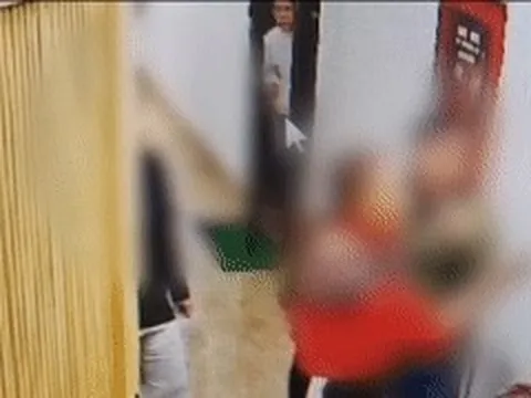 Công an triệu tập người phụ nữ đánh hàng xóm tại chung cư ở Hà Nội