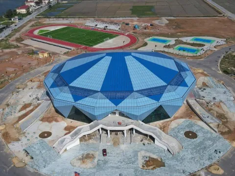 Nhà thi đấu hình kim cương xanh 340 tỉ đồng gây chú ý ở Quảng Trị