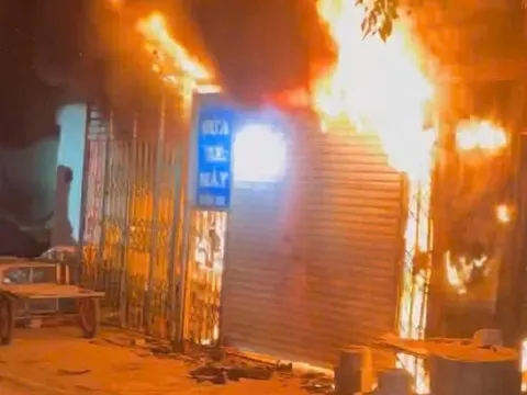 Cháy nhà trong đêm, 11 người đang ngủ được cứu thoát chết