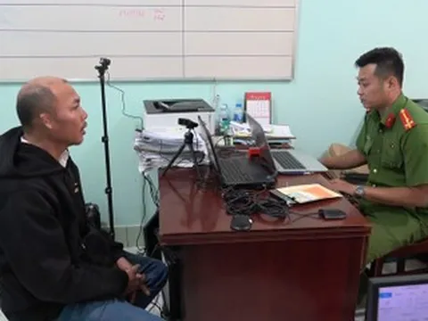 Bắt tạm giam tài xế lao vun vút rượt đuổi xe tải, hành khách hoảng loạn