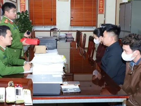 Tạm giữ 3 đối tượng làm giả hồ sơ tuyển dụng lao động