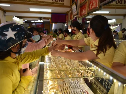 Giá vàng thế giới tiến sát mốc 4.600 USD/ounce, trong nước tăng 2,2 triệu đồng/lượng