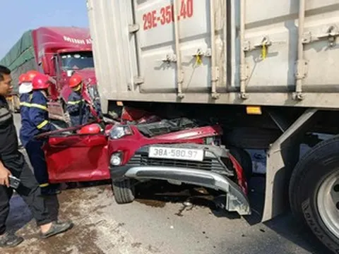 Ô tô con bẹp dúm sau tai nạn liên hoàn, 3 người trên xe bị trọng thương