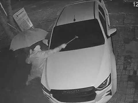 VIDEO: Ô tô đậu trước nhà dân bị người lạ che kín mặt đập phá
