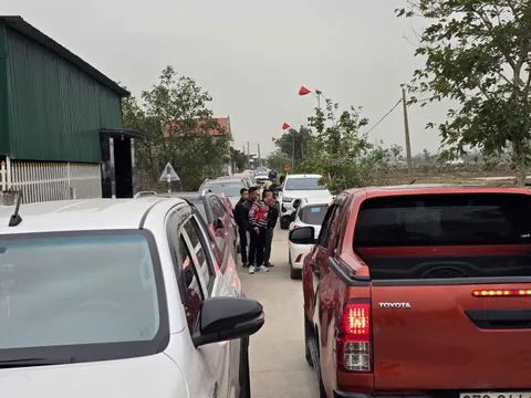 Ô tô đậu kín đường làng "săn đất" sau khi có thông tin quy hoạch khu công nghiệp