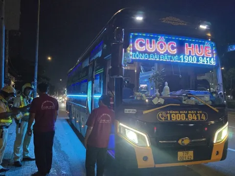 Dịp Tết, người dân về quê bằng xe khách hãy ra bến xe, đừng đón dọc đường