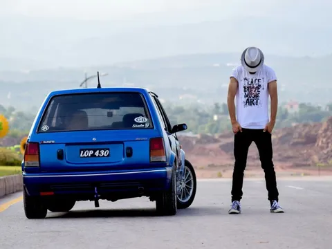 Mặc quần jeans bó, lái xe số tự động trên cao tốc, tài xế suýt mất mạng