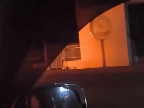 Ô tô 29 chỗ bất ngờ bốc cháy dữ dội trước cổng trường