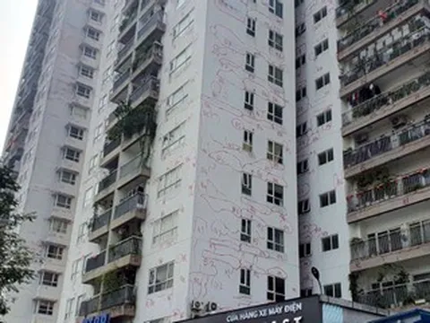 Xuất hiện nhiều ký hiệu lạ vẽ kín tường khu chung cư ở Hà Nội