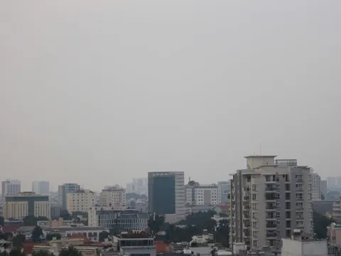 Bầu trời TPHCM mờ đục, cảm giác bí bách, khó thở vì bụi mịn