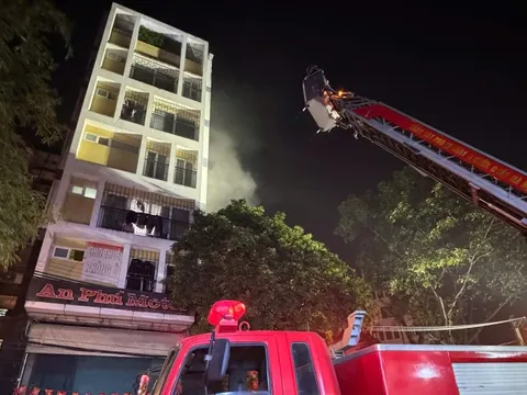 Cứu 7 người trong vụ cháy nhà nghỉ lúc rạng sáng, tạm giữ 1 nghi can phóng hỏa