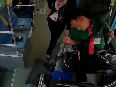 Tài xế đột quỵ khi đang lái xe, nữ nhân viên kịp thời cứu cả đoàn khách