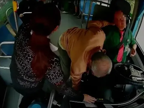 Tài xế xe buýt TP.HCM đột quỵ, nữ tiếp viên nhanh trí tắt máy ngăn tai nạn đường phố