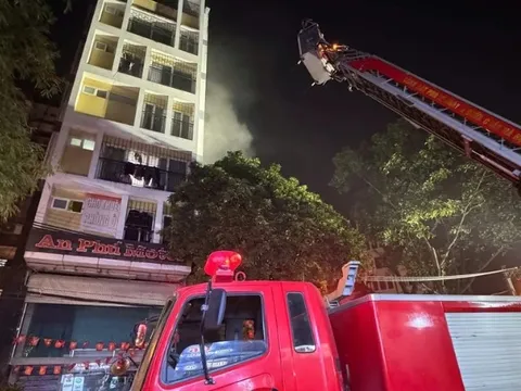Cháy nhà nghỉ ở Hà Nội, cảnh sát cứu 7 người thoát nạn trong gang tấc