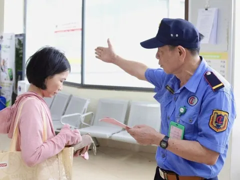 Bảo vệ bệnh viện phát loa hướng dẫn người bệnh, "gây sốt" mạng xã hội