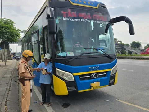 Để hàng hóa trong khoang chở khách, nhiều tài xế bị xử phạt