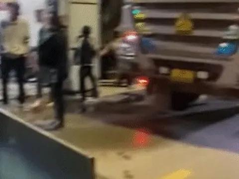 Hà Nội: Người đàn ông mang cánh cửa chặn ngang đường, thách thức tài xế ô tô