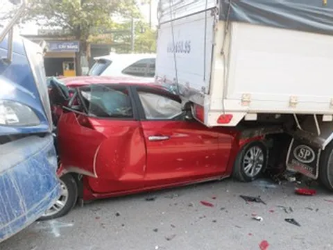 Ô tô con bẹp rúm sau vụ tai nạn liên hoàn 4 xe trên quốc lộ