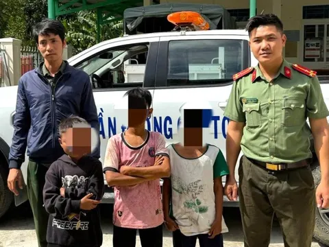 3 thiếu niên đùa nghịch giữa làn xe chạy trên cao tốc Cam Lâm - Vĩnh Hảo