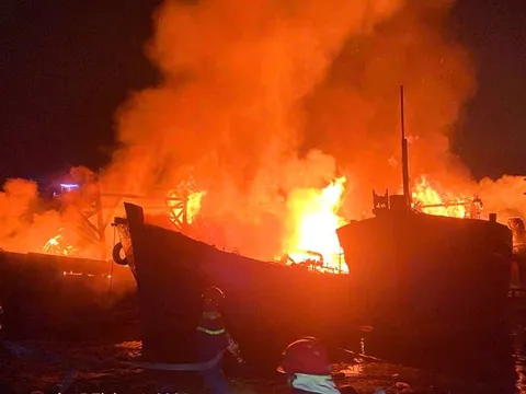 4 tàu cá đang neo đậu bất ngờ bốc cháy dữ dội trên sông Trà Bồng