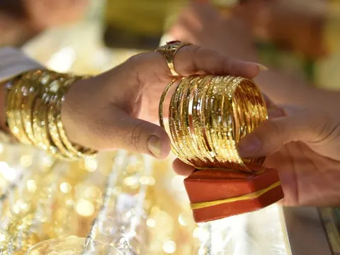 Giá vàng và bạc giảm mạnh do áp lực chốt lời