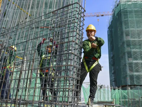 Những người lặng lẽ sau công trường, mồ hôi đổi lấy Tết ấm