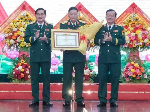 Trao tặng danh hiệu Anh hùng Lực lượng vũ trang cho Trung tướng Huỳnh Tiền Phong