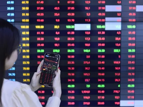 Áp lực chốt lời lan rộng, VN-Index mất gần 30 điểm