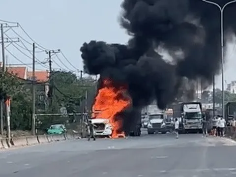 Xe container cháy ngùn ngụt trên Quốc lộ 51, giao thông ùn tắc kéo dài 2km