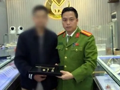 Công an ở Hà Nội ngăn chặn vụ lừa đảo, cứu nam sinh bị ép mang vàng đi bán