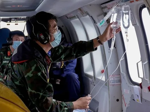 Trực thăng bay xuyên đêm đưa nam thanh niên hôn mê từ Trường Sa về đất liền cứu chữa