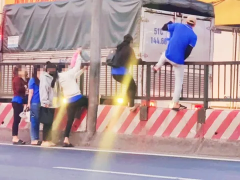 'Thót tim' cảnh hàng chục người trèo rào dải phân cách băng qua quốc lộ 1 cũ