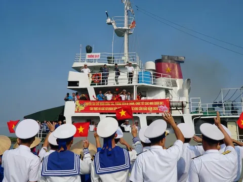 Mang Tết đến với quân, dân đặc khu Côn Đảo và nhà giàn DK1