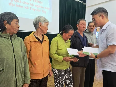 Hỗ trợ sinh kế cho người dân vùng lũ