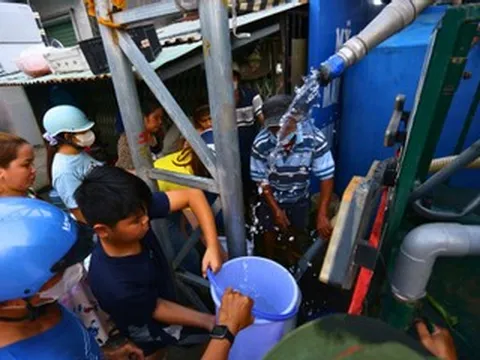 Cảnh người dân ở Đồng Nai xếp hàng chờ hứng từng xô nước sinh hoạt