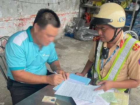 Cảnh sát giao thông test ma túy, nồng độ cồn với tài xế Bến xe Miền Tây