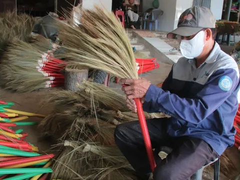 Làng nghề chổi đót Chiêm Sơn hối hả chạy đua đơn hàng cuối năm