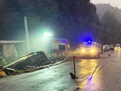 Xe khách lao xuống cống, 3 người tử vong tại chỗ