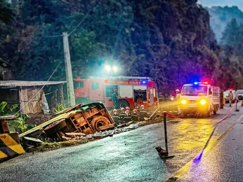 Xe khách lật trên quốc lộ trong trời mưa mù, 3 người chết tại chỗ