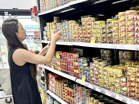 Thị trường đồ hộp 'nín thở' mùa Tết