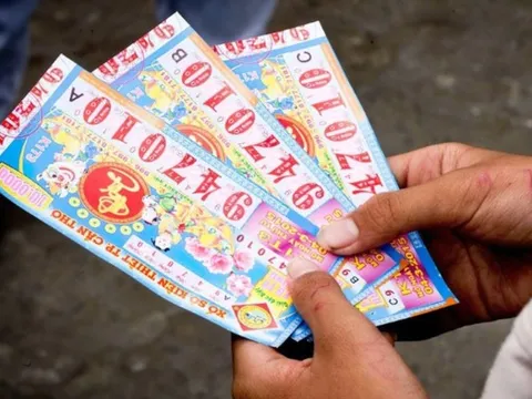 Trúng số độc đắc, người đàn ông ruồng bỏ vợ con để đi kiếm "quý tử"