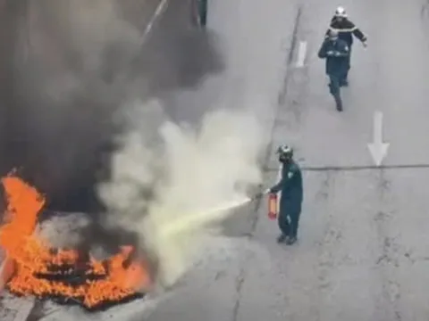 Xe ô tô Audi bốc cháy ngùn ngụt tại hầm chui