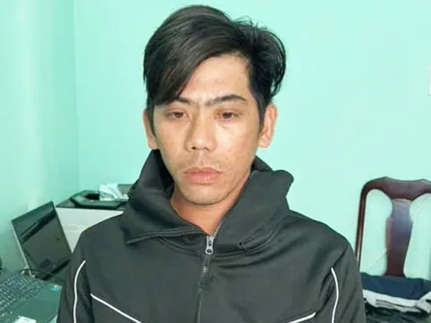 Nam thanh niên bị chém suýt chết vì treo 2 cây dao trên xe máy