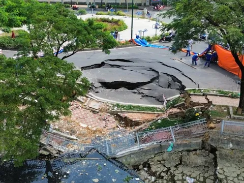 Sụt lún trên đường ven kênh Tàu Hủ, phường Chánh Hưng