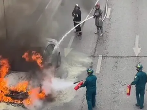 Ô tô Audi cháy dữ dội khi qua hầm chui Thanh Xuân, Hà Nội